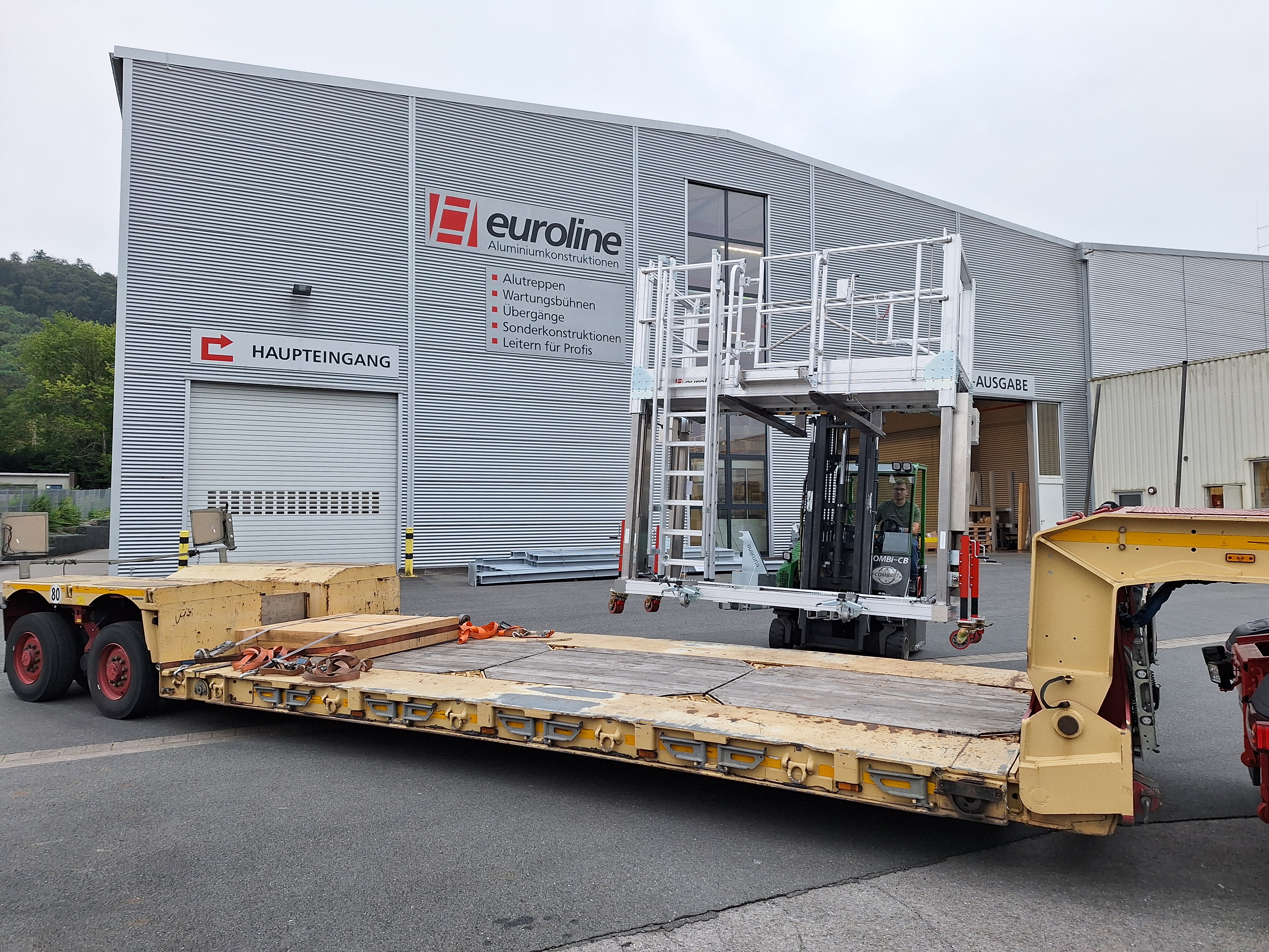 Transport gro&szlig;formatiger Aluminium-Sonderkonstruktionen
